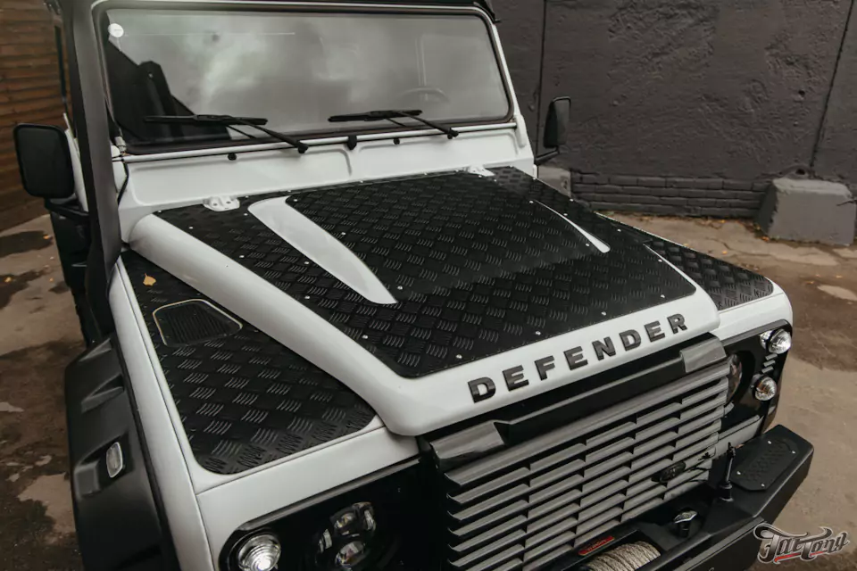 Привели в порядок Land Rover Defender! Заново окрасили элементы, очистили кузов, восстановили световое оборудование и построили новую акустическую систему